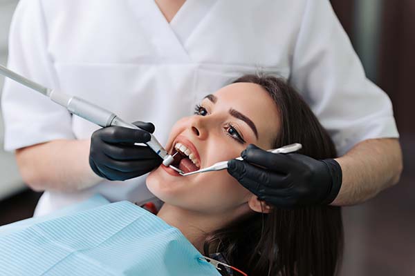 Veneers vs. Crowns: Choosing the Right Treatment for Cracked Teeth